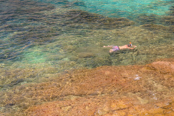 Un nadador  solitario haciendo snorkel en una cal de la Costa Brava 