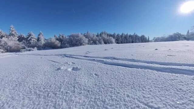 Loipenspur in zauberhaftrt verschneitet Winterlandschaft mit sonnigem blauem Himmel, Winterzauber, Tannen, Langlauf, Skifahren, Schnee, K&auml;lte, Natur, Idylle,  Richtung, Richtung, Winterwunderland
