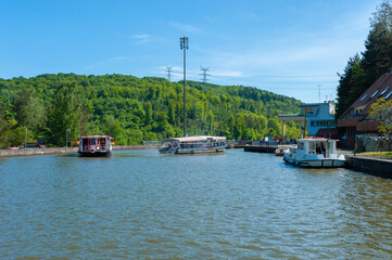 Boote vor dem Schiffshebewerk am Rhein-Marne-Kanal bei Saint-Louis - Arzviller. Department Mosel in...