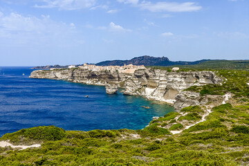 Bonifacio, Kalkfelsen, Insel, Korsika, Mittelmeer, Küste, Festung, Zitadelle, Altstadt, Kirche, Wanderweg, Grotten, Bootsausflug, Pertusato, Aussichtspunkt, Sommer, Frankreich