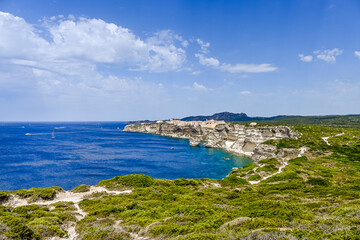 Bonifacio, Kalkfelsen, Insel, Korsika, Mittelmeer, Küste, Festung, Zitadelle, Altstadt, Kirche, Wanderweg, Grotten, Bootsausflug, Pertusato, Aussichtspunkt, Sommer, Frankreich