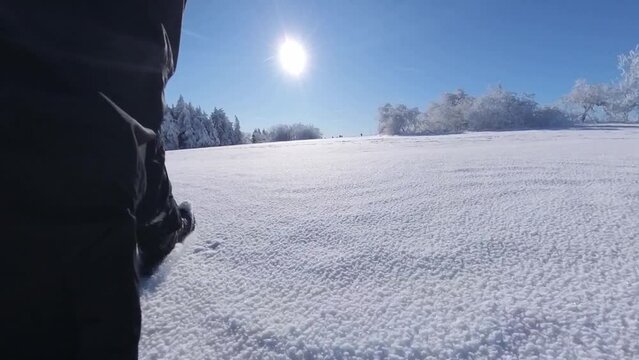 Wandern im Schnee in bezaubernder sonnigen Winterlandschaft mit blauem Himmel, Winterwandern,  Schneewanderung, Winterwanderung, Schneeurlaub, Schneebergsteigen, Schneeschuhwandern,  Urlaub