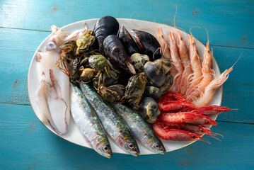 Pesce, molluschi e crostacei freschi, cibo mediterraneo 