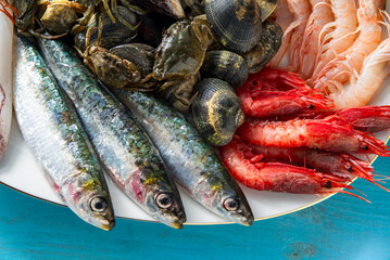 Pesce, molluschi e crostacei freschi, cibo mediterraneo 