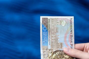 Zbliżenie na nowy polski banknot w nominale pięćset 