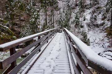 Schneebedeckte Holzbrücke