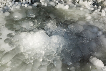 Eisformationen auf einer Wiese	

