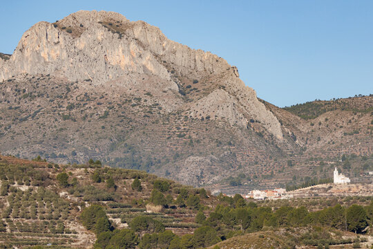 Paisaje con la cima del Benicadell y la hermita de Beniarres visto desde el pantano. Espa&ntilde;a