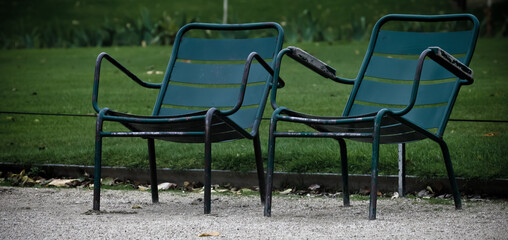 Chaises vertes en métal au jardin de tuileries à Paris - 720175806