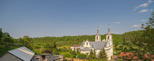 Stary, piękny kościół Matki Bożej Bolesnej z XVIII wieku, wśród zielonych wzgórz Bałtowa....