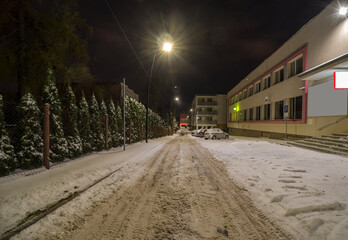 Ulice mego miasta ( Ostrowiec) nocą. Jedna z bocznych uliczek po świeżych obfitych opadach śniegu.