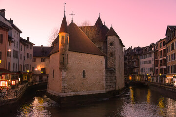 Fototapeta premium L'heure bleue au canal du Thiou, Annecy, Haute-Savoie, France