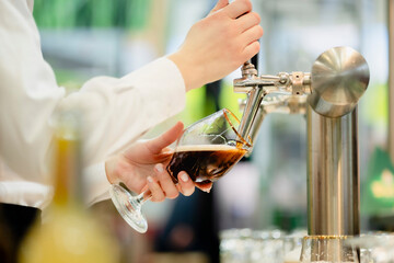 Ein frisches Bier wird gezapft