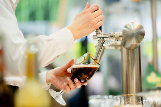 Ein frisches Bier wird gezapft