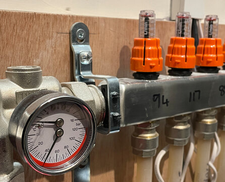 Thermostat pressure gauge for underfloor heating system with manifold controls