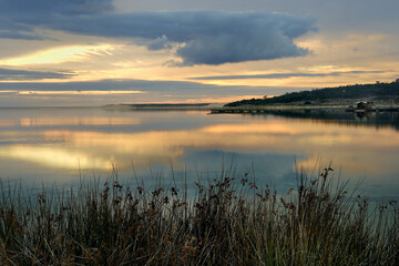 Fototapeta na wymiar Beautiful sunset over the lake, Albufeira lagoon, Sesimbra, Portugal