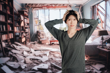 地震で家が倒壊して途方に暮れる女性