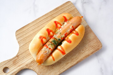 おいしそうなフランクフルトソーセージパン（ホットドッグ）
