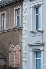 Fototapeta na wymiar Kontrast zwischen sanierten und unsanierten Gebäude