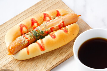フランクフルトソーセージパン（ホットドッグ）とコーヒーでランチタイム
