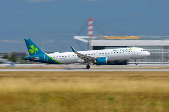 Aer Lingus Airbus A321-253NX with the aircraft .registration EI-LRC .during landing to the southern runway 08R of the Munich Airport MUC EDDM
