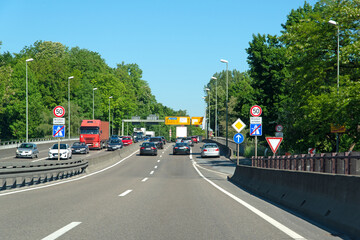 Einfahrt in die Wissenschaftsstadt Ulm nach Autobahndreieck in Richtung Stadtmitte - obrazy, fototapety, plakaty