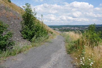 Weg auf der Bergehalde Ensdorf im Saarland