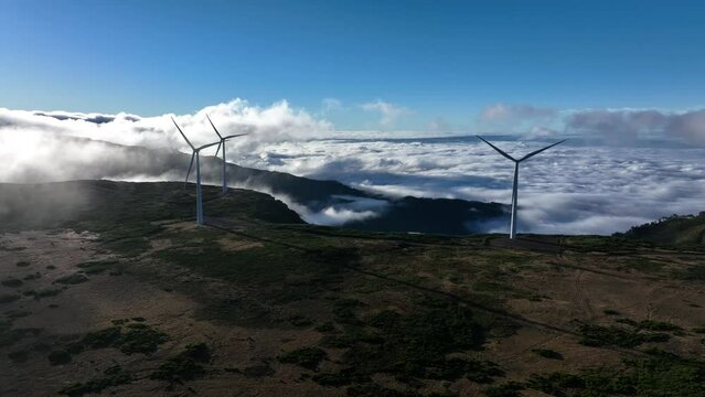 Molinos de viento entre las nubes a vista de drone