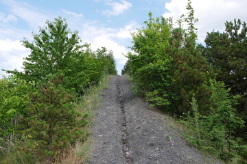 Regenrinne auf Weg auf der Bergehalde Ensdorf im Saarland