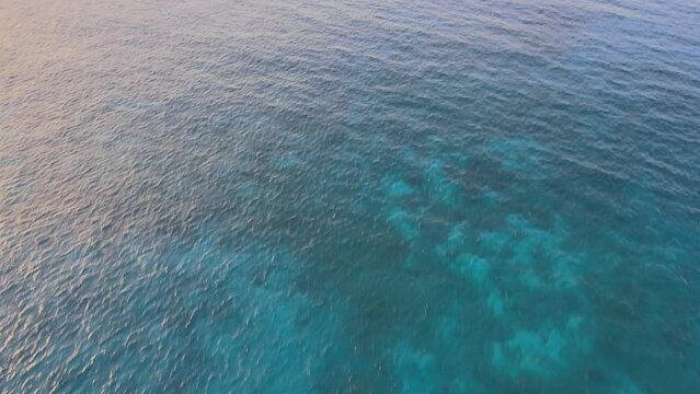 Plan de drone d'&icirc;le d&eacute;serte paradisiaque