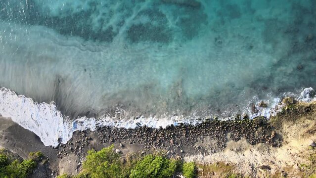 Plan de drone d'&icirc;le d&eacute;serte paradisiaque