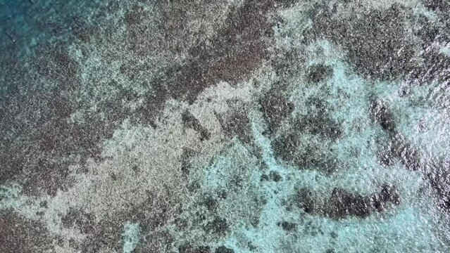 Plan de drone d'&icirc;le d&eacute;serte paradisiaque