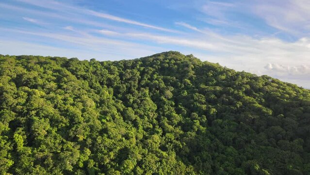 Plan de drone d'&icirc;le d&eacute;serte paradisiaque