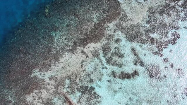 Plan de drone d'&icirc;le d&eacute;serte paradisiaque