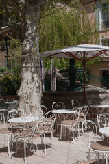 Terrasse de café blanche en provence - 720504413