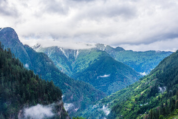 Obraz premium Panoramic view of Himalayas mountains from jhaka village enroute Rupin Pass trail in Shimla district of Himachal Pradesh, India.