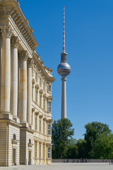 Fassade des Humboldt-Forum in Berlin. Im Hintergrund der Fernsehturm