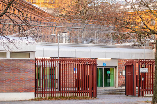Eingang der JVA Moabit mit Stacheldraht und Panzerglas, Gef&auml;ngnis Berlin Untersuchungshaft