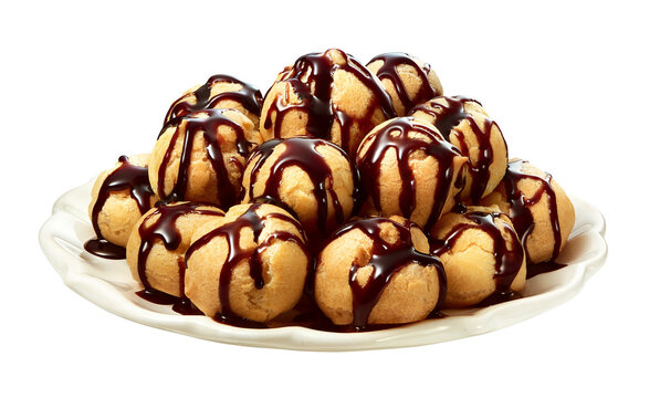 prato com sobremesa profiteroles recheado com calda de chocolate isolado em fundo transparente - sobremesa brasileira Carolina recheada com creme de baunilha