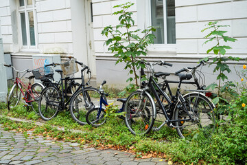 Fototapeta na wymiar Fahrräder an einer Hauswand