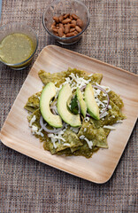 Chilaquiles verdes con aguacate