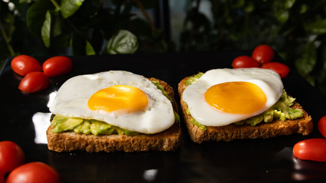 huevos estrellados en pan tostado