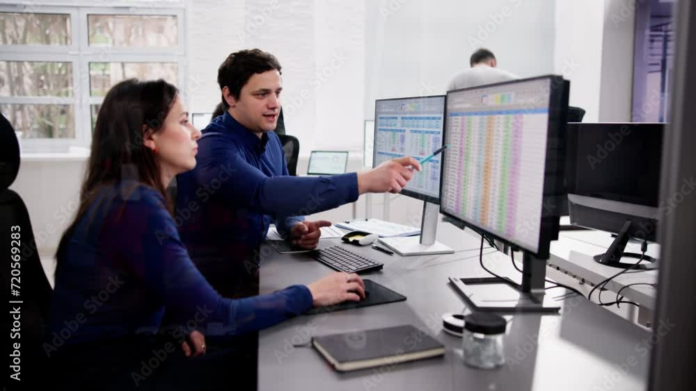 Aufkleber Analyst Working With Spreadsheet Business Data