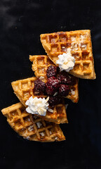 Waffles con crema batida y zarzamoras 
