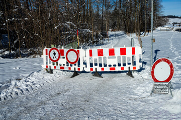 Gesperrter Wanderweg im Winter