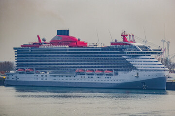 Cruiseship cruise ship liner Scarlet Lady in port - Kreuzfahrtschiff Valiant Lady im Hafen