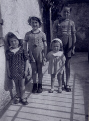 Fototapeta na wymiar ORIGINAL ANTIQUE PHOTO WITH 4 CHILDREN POSING
