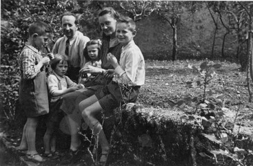 ORIGINAL ANTIQUE PHOTO WITH COUPLE AND THEIR 4 CHILDREN