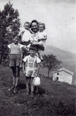 ORIGINAL ANTIQUE PHOTO WITH MOTHER AND HER 4 CHILDREN