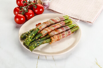 Grilled asparagus with bacon